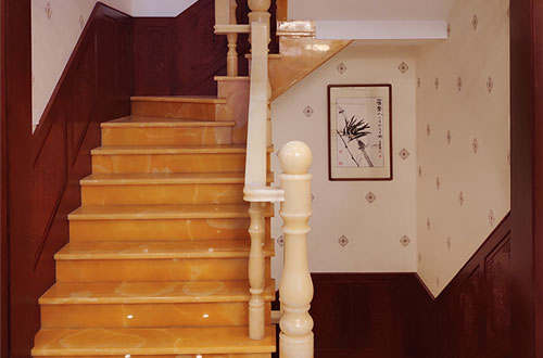 柳北中式别墅室内汉白玉石楼梯的定制安装装饰效果